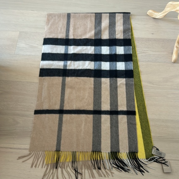 Burberry Cashmere scarf large - Picture 1 of 5